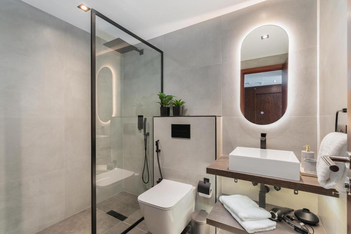 Luxury In The Sky - 1br Burj Inner Circle Apartment Dubai